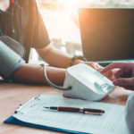 Oberarm-Blutdruckmesser